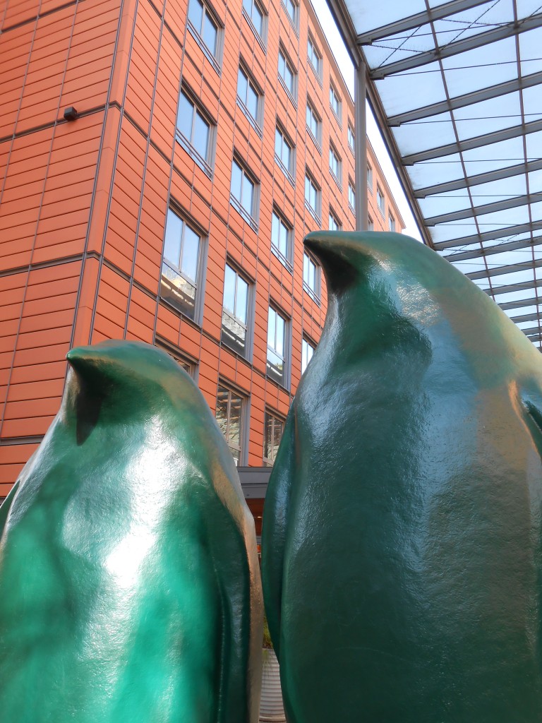 1 Picture 1 Word Green Pinguin